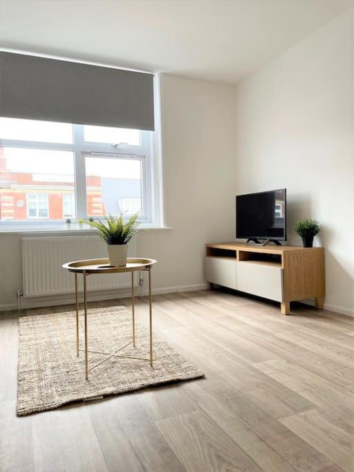 Central, Bright & Spacious Apartment - Parking Included Μπόρνμουθ Εξωτερικό φωτογραφία