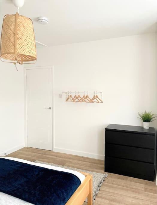 Central, Bright & Spacious Apartment - Parking Included Μπόρνμουθ Εξωτερικό φωτογραφία