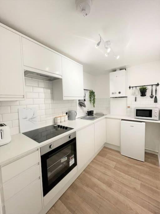 Central, Bright & Spacious Apartment - Parking Included Μπόρνμουθ Εξωτερικό φωτογραφία